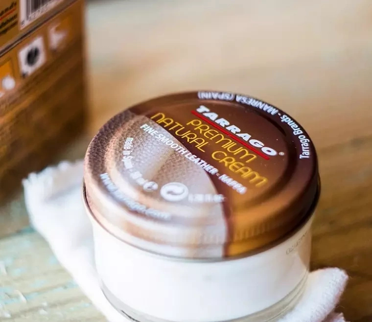 Krem odżywczy do skór Tarrago bezbarwny - zbliżenie wieczka słoika Premium Natural Cream na ściereczce