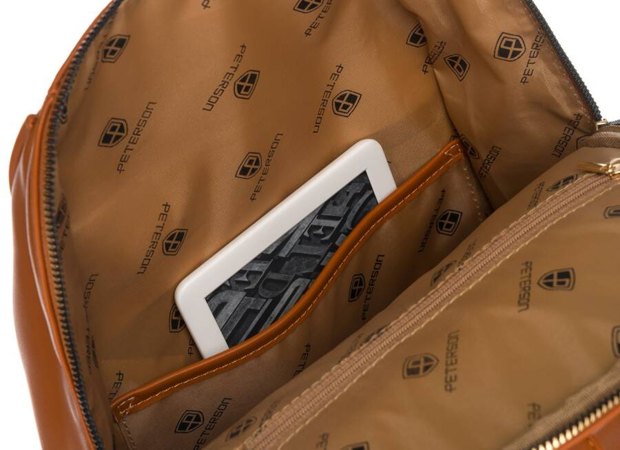 Wnętrze brązowego plecaka Peterson PLEC-ALE-2 z tabletem w kieszeni