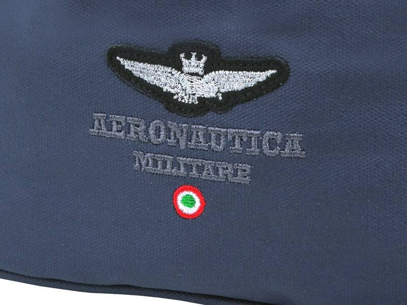 Granatowa nerka Aeronautica Militare AM - 541 w zbliżeniu na wyszywanego orła, napis marki i trójkolorową kokardę