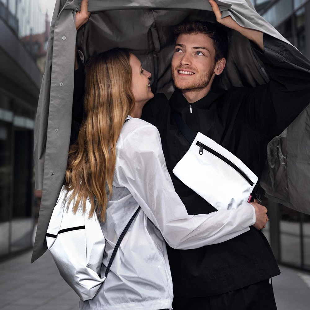 Nerka z materiału unisex Reisenthel RWZ1030 saszetka na pas podróżna na rower szara - widok regulowanego pasa