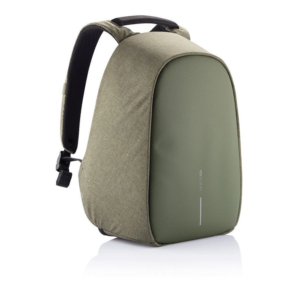 Zielony plecak XD Design Bobby Hero Small pod kątem, z zielonym przednim panelem i czarną rączką