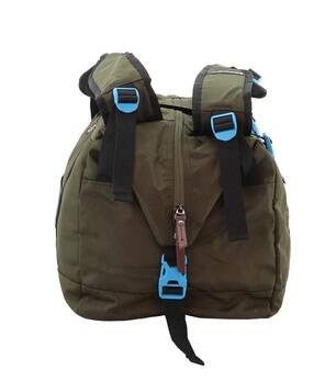 Torba Discovery Icon 730 khaki z boku, z szelkami i niebieską klamrą na pasku
