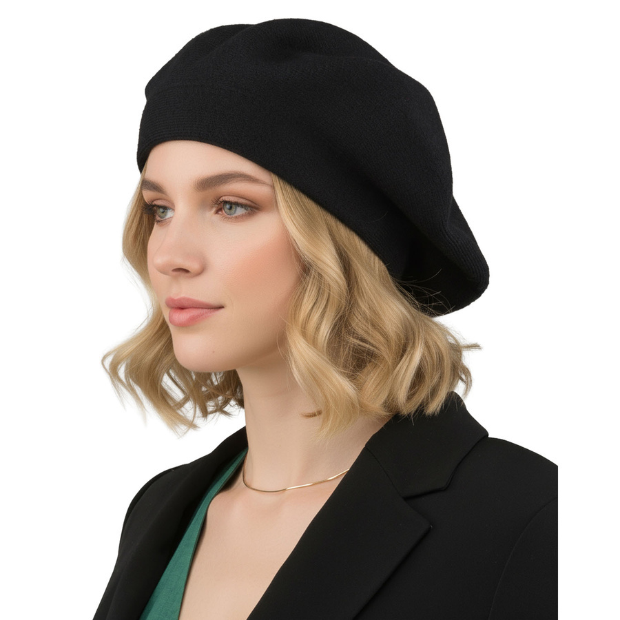 Czarny beret Rovicky BER-A10 na modelce