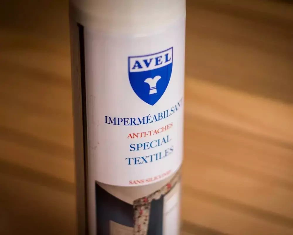 Impregnat w sprayu do tekstyliów Avel - zbliżenie etykiety Imperméabilisant anti-taches Special Textiles
