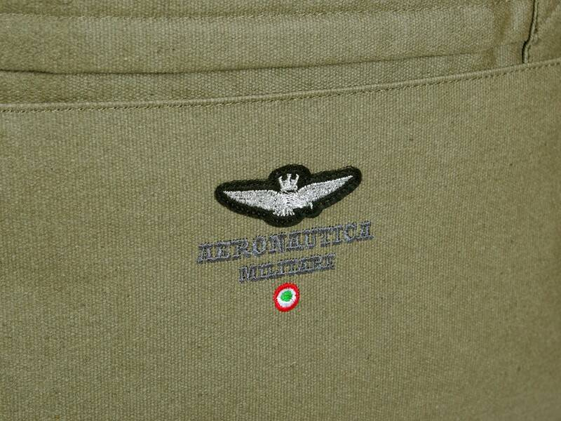 Zielona torba Aeronautica Militare AM - 546 w zbliżeniu na haftowane logo marki ze skrzydłami