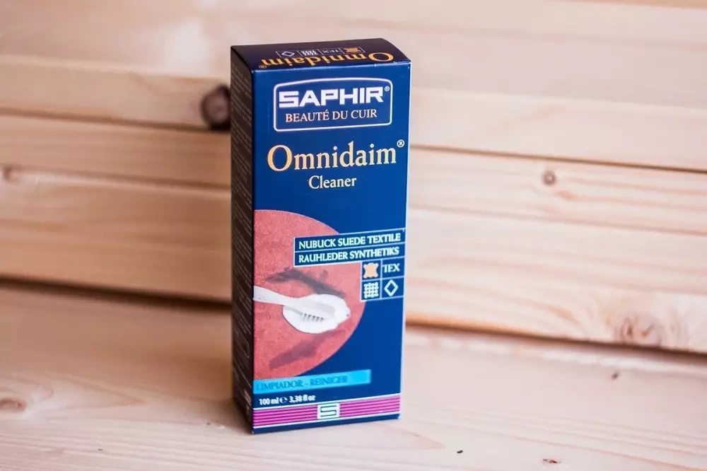 Odplamiacz do zamszu i nubuku Saphir - kartonik Omnidaim na drewnianym tle