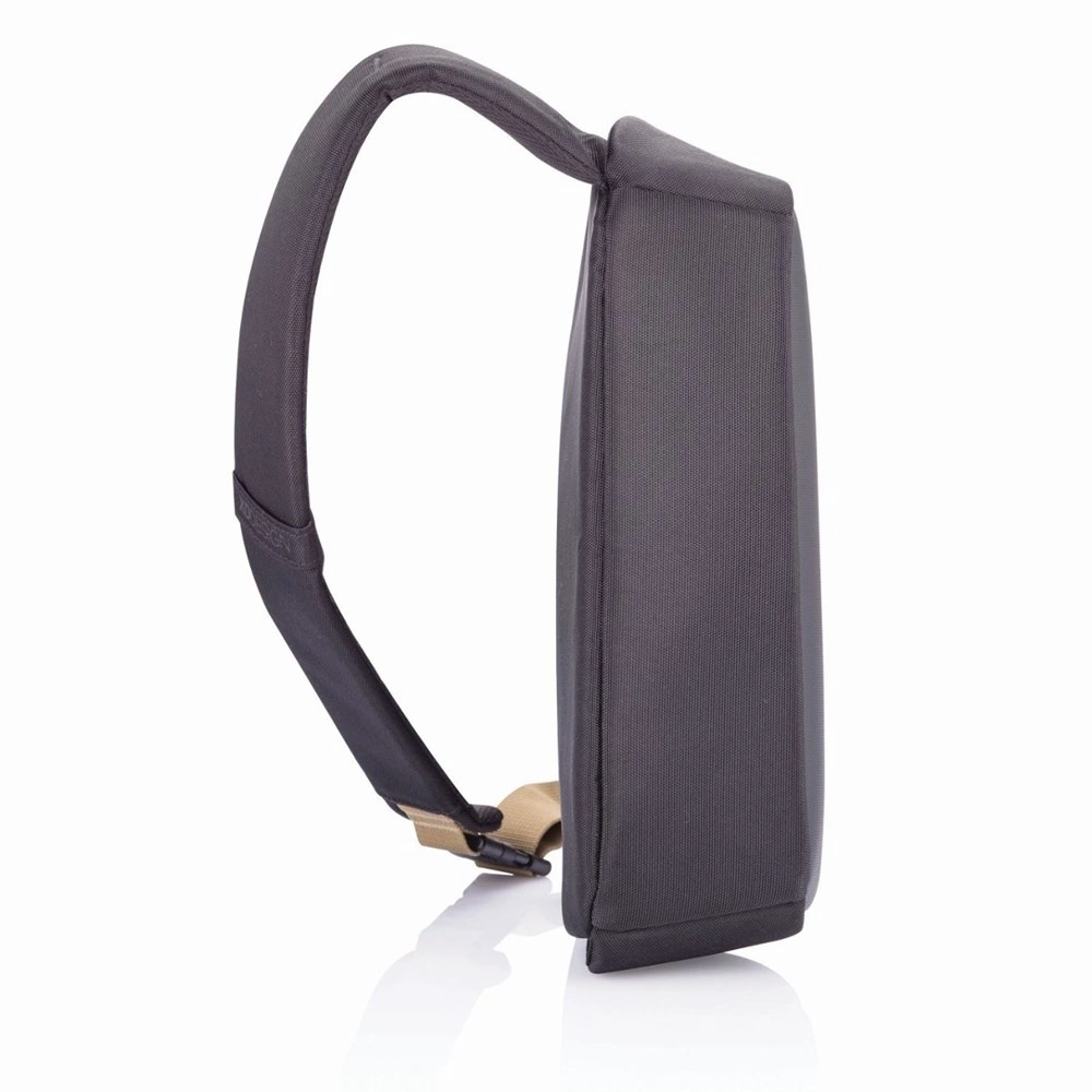 Czarny plecak XD Design Bobby Sling z boku, z wyprofilowaną szelką i beżową taśmą z klamrą
