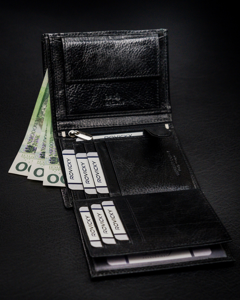 Otwarty czarny portfel Rovicky N4-ISR-BP z banknotami i kartami