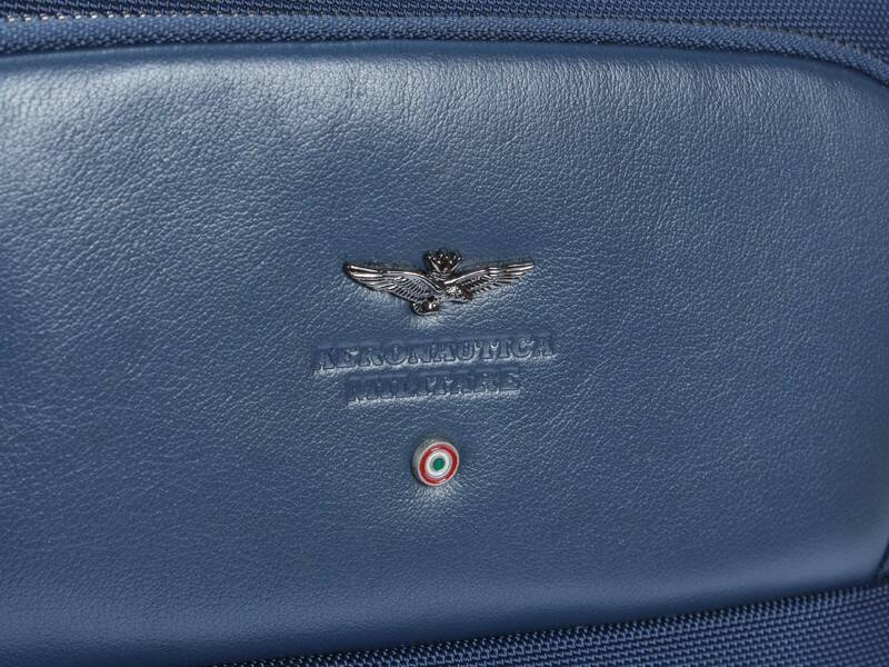 Niebieski plecak Aeronautica Militare AM-534 z bliska, metalowe logo z orłem i tłoczony napis marki