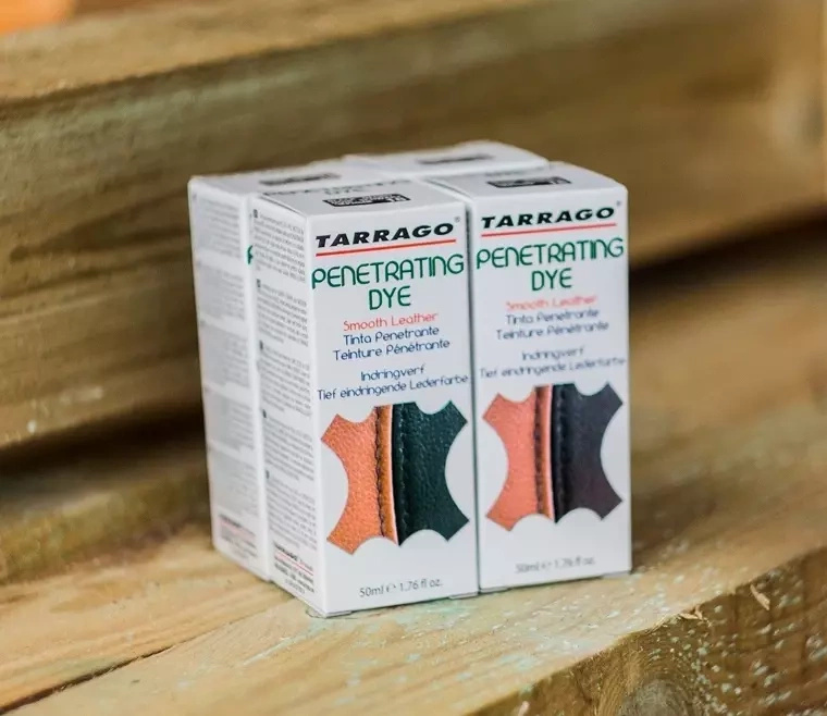 Farba do skór gładkich Tarrago granatowa - dwa pudełka z boku na deskach