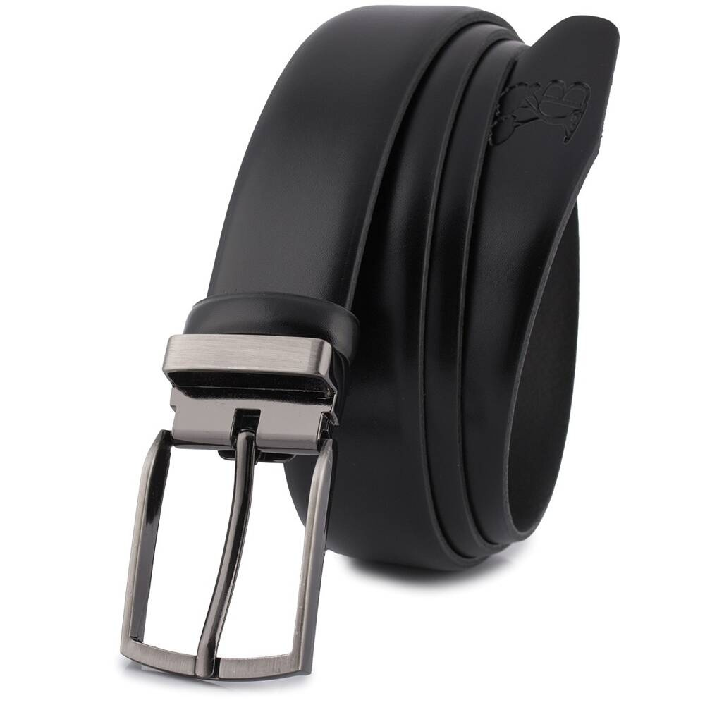 Czarny pasek męski Beltimore E34 100 cm, zwinięty, zbliżenie klamry z blaszką mocującą