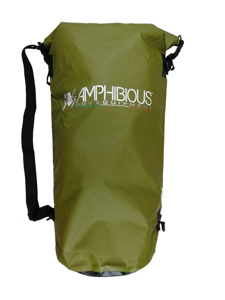Zielony worek wodoodporny Amphibious Tube 60L z logo i przypiętym czarnym paskiem na ramię