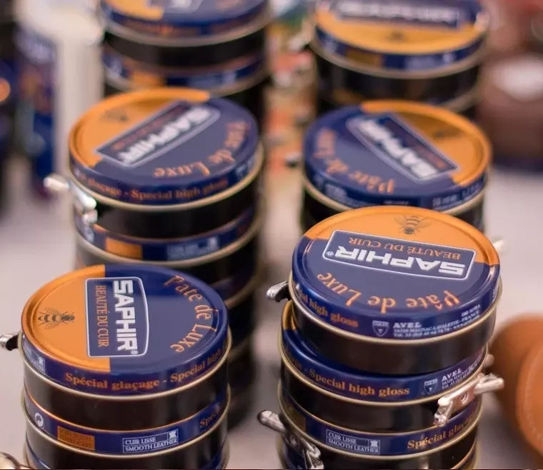 Pasta do butów Saphir bordowa - wiele puszek Pâte de Luxe na półce