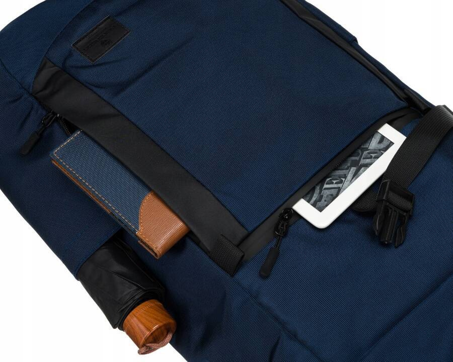 Przednie kieszenie granatowego plecaka Peterson RIO