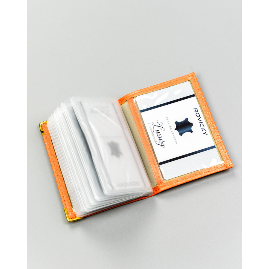 Otwarte pomarańczowe etui 302 z kartami