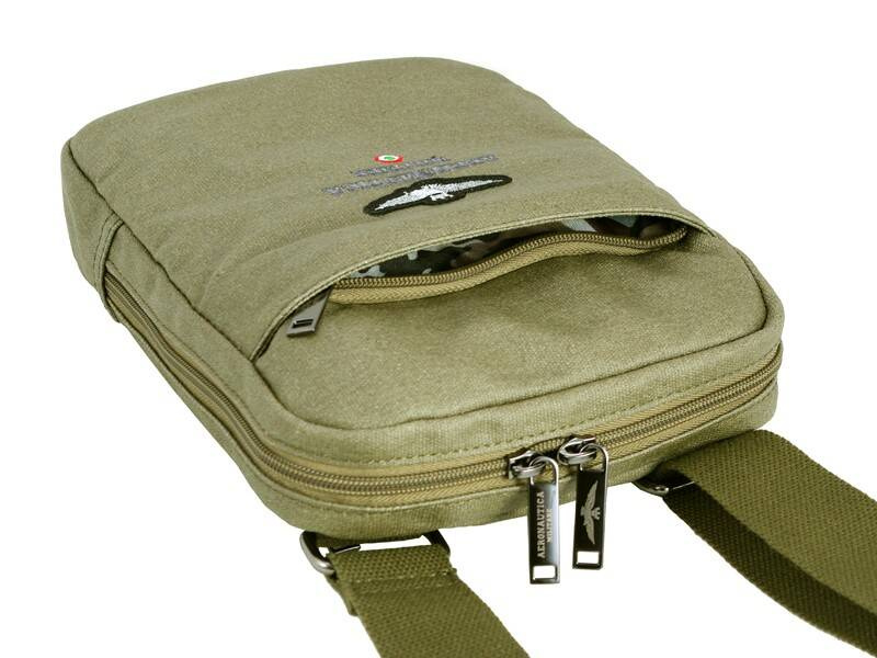 Saszetka męska na ramię listonoszka zielona - Aeronautica Militare 542 New City - prezentacja na ramieniu