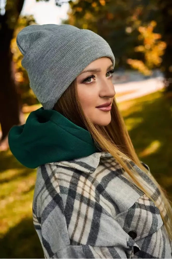 Czapka zimowa damska Brodrene 1010690 jasnoszara - czapka na modelce w jesiennym plenerze