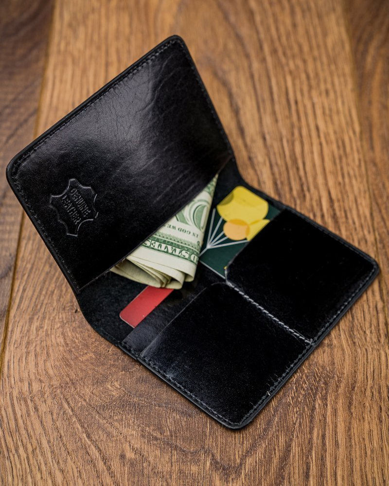 Czarne etui męskie Buffalo Wild OKL1-CVTB otwarte, z kartami i banknotem w przegródkach