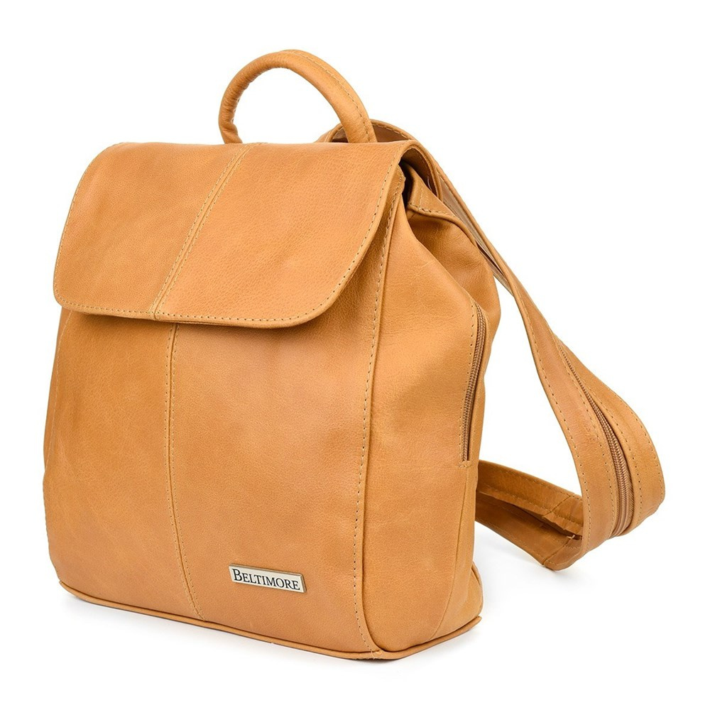 Plecak damski Beltimore S41 camel, przód pod kątem z klapą i plakietką Beltimore