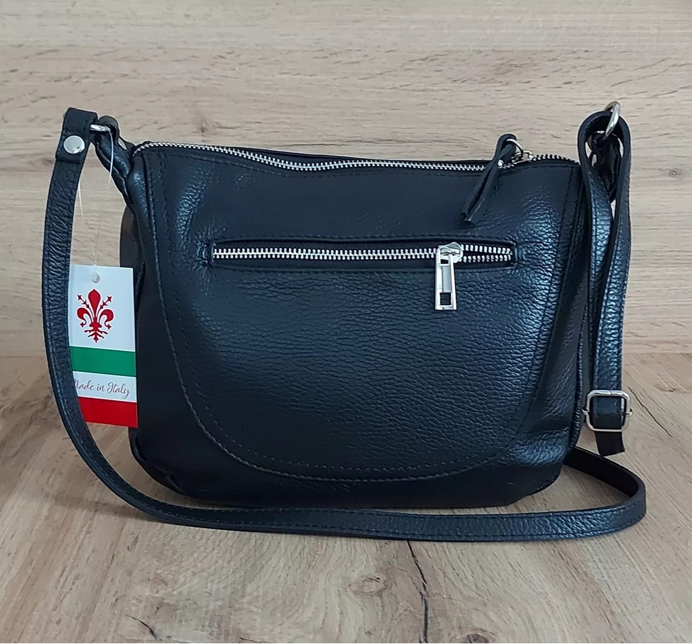 Czarna listonoszka damska Vera Pelle VPLB25N na drewnianym blacie, z zamkiem u góry i metką Made in Italy