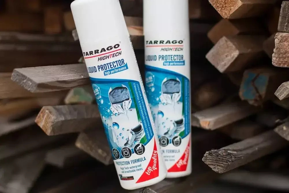 Środek do prania odzieży Tarrago - butelki Liquid Protector na drewnianych deskach