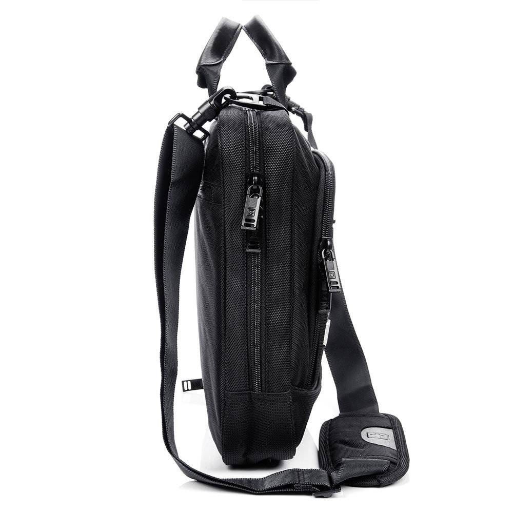 Czarna torba SwissBags SB138 z boku, z karabińczykami i paskiem na ramię z naramiennikiem