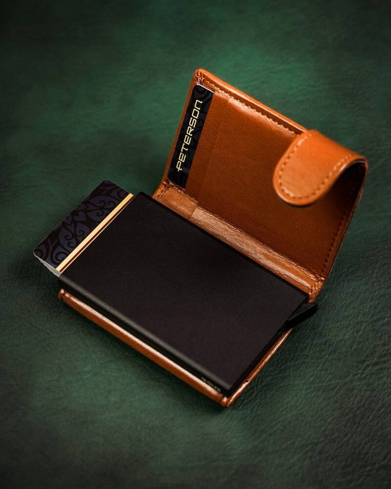 Wysunięte karty z etui w jasnobrązowym portfelu Peterson 122611906