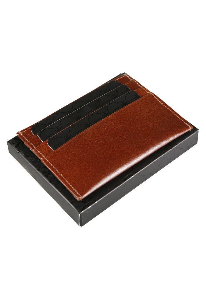 Brązowe etui na karty Vip Collection Milano II 102 ze skóry, ułożone w otwartym czarnym pudełku