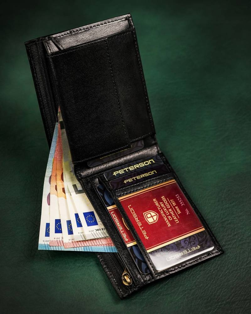 Otwarty czarny portfel Peterson 380-P z kartami i banknotami