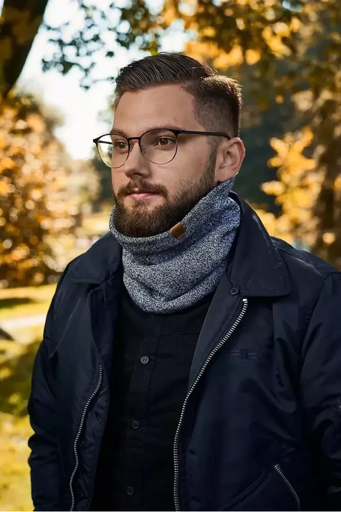 Komin zimowy męski Brodrene 9918 jasnoszary - komin na szyi modela w jesiennym plenerze