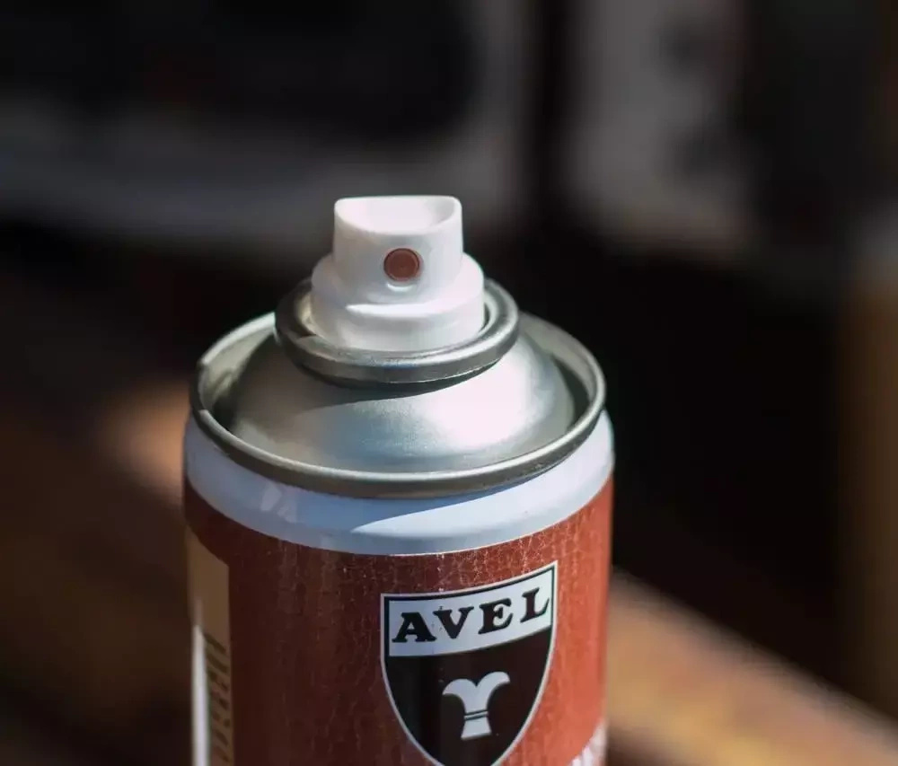 Impregnat w sprayu do skór Avel - zbliżenie zaworu puszki
