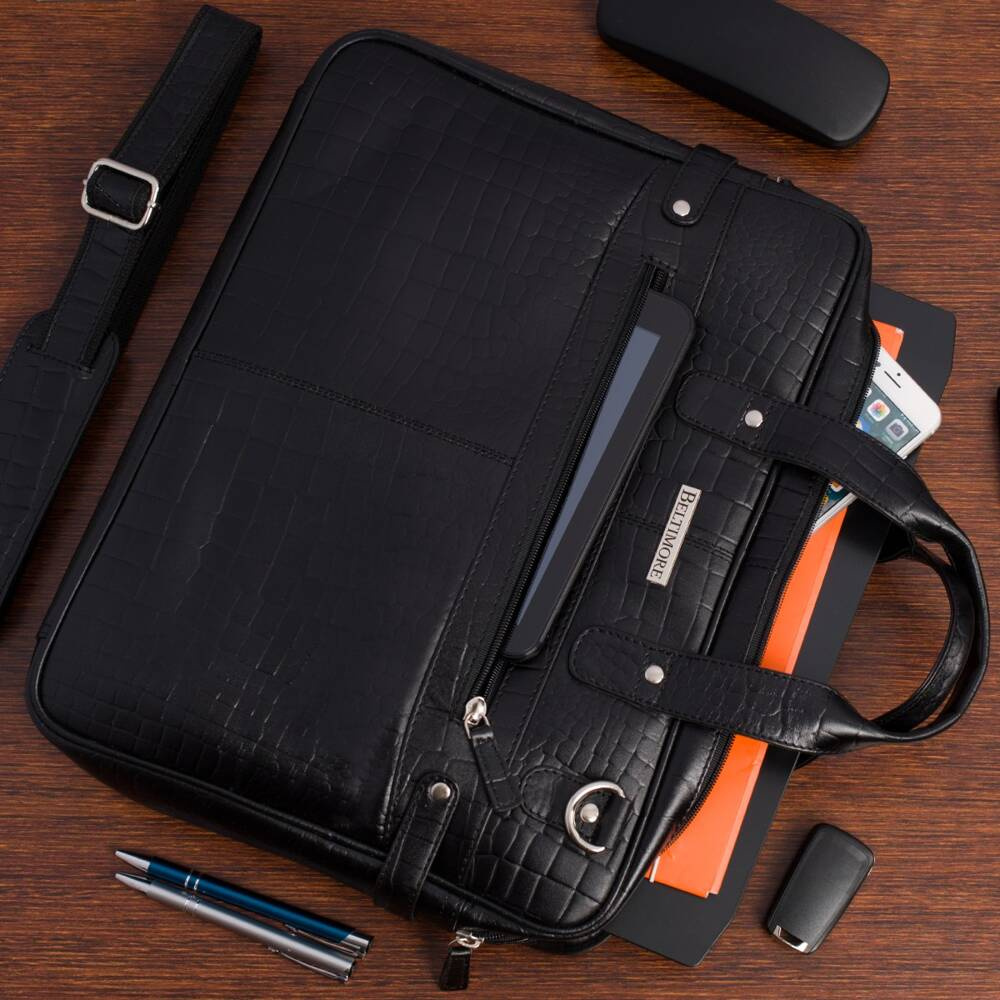 Czarna torba damska Beltimore S17, tablet w przegrodzie, aranżacja z paskiem