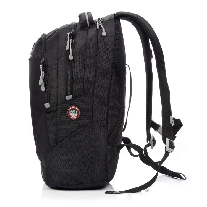 Czarny plecak SwissBags SB109 z boku, z okrągłą naszywką i regulowanymi szelkami