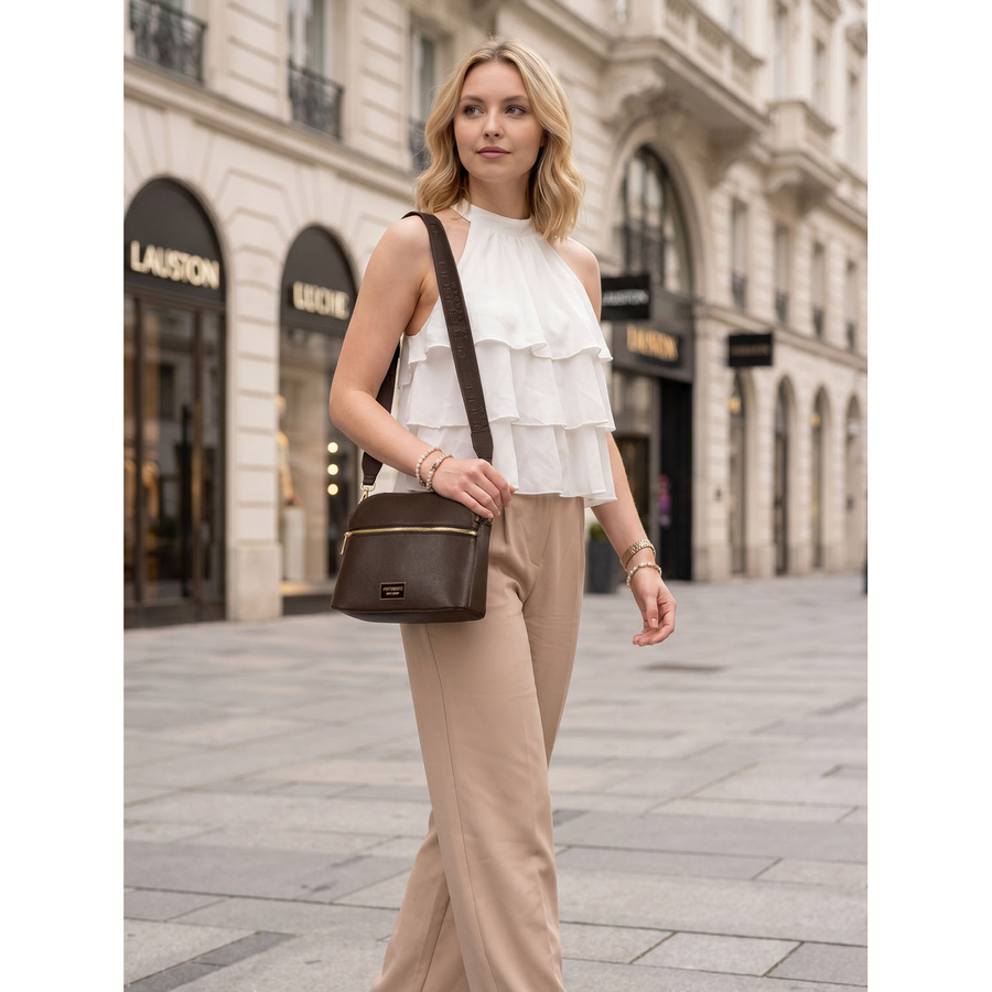 Torebka ze skóry ekologicznej damska Peterson JK6-08 listonoszka crossbody mała brązowa - widok boczny modelu