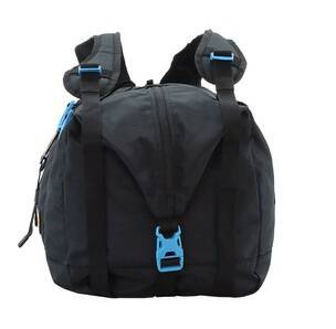Czarna torba Discovery Icon 730 z boku, z szelkami i niebieską klamrą na pasku