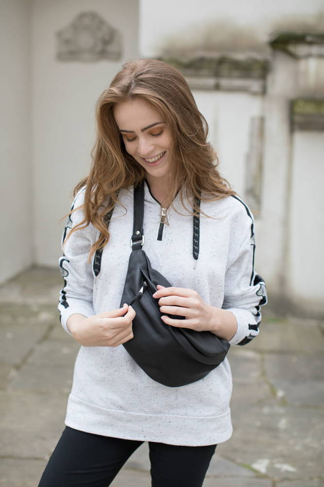 Torebka skórzana unisex VOOC EP19 nerka crossbody mała czarna - widok z przodu