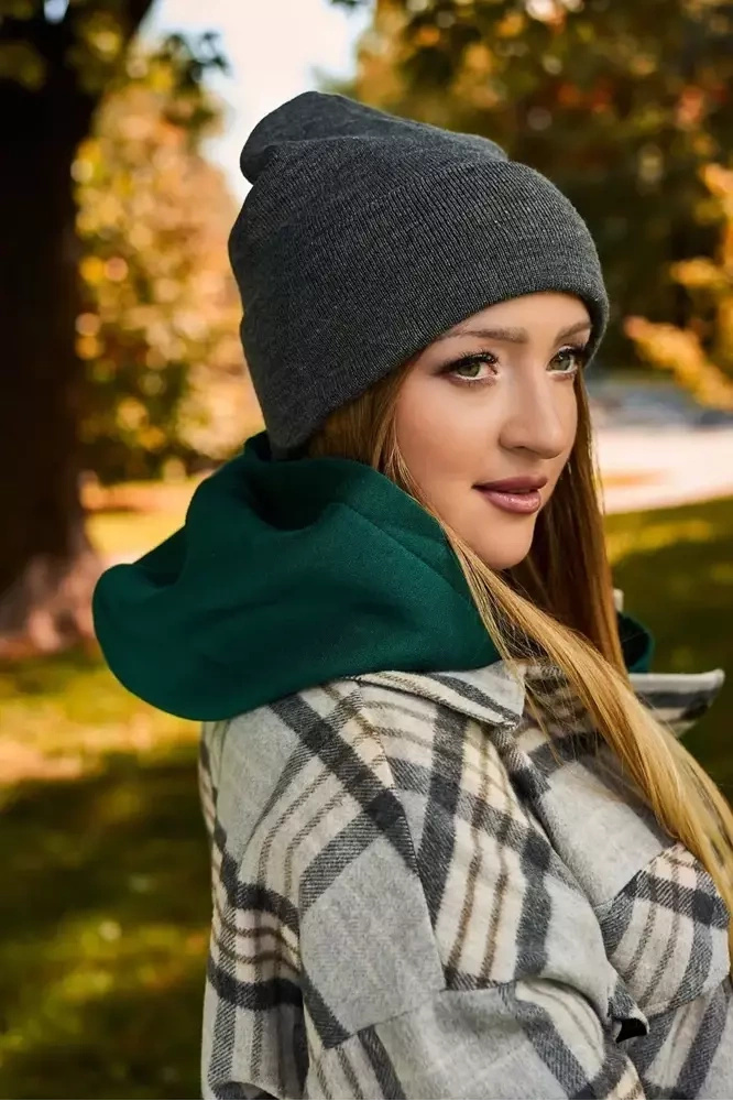 Czapka zimowa damska Brodrene 1010690 ciemnoszara - czapka na modelce w jesiennym plenerze