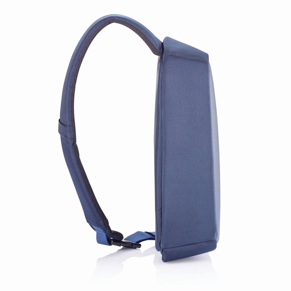 Granatowy plecak XD Design Bobby Sling z boku, z szelką i czarną klamrą przy dolnej taśmie