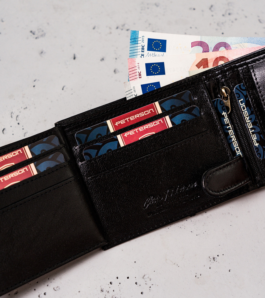 Otwarty czarny portfel Peterson 304BOB z kartami i banknotami