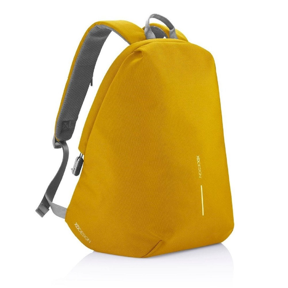Żółty plecak XD Design Bobby Soft pod kątem, z szarymi szelkami i jasnym logo marki z przodu