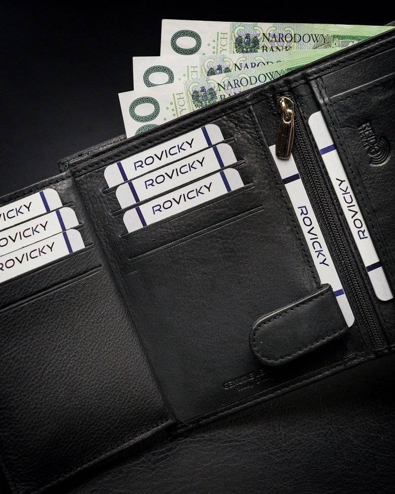 Otwarty czarny portfel Rovicky N4-PZ-CCR z kartami i banknotami