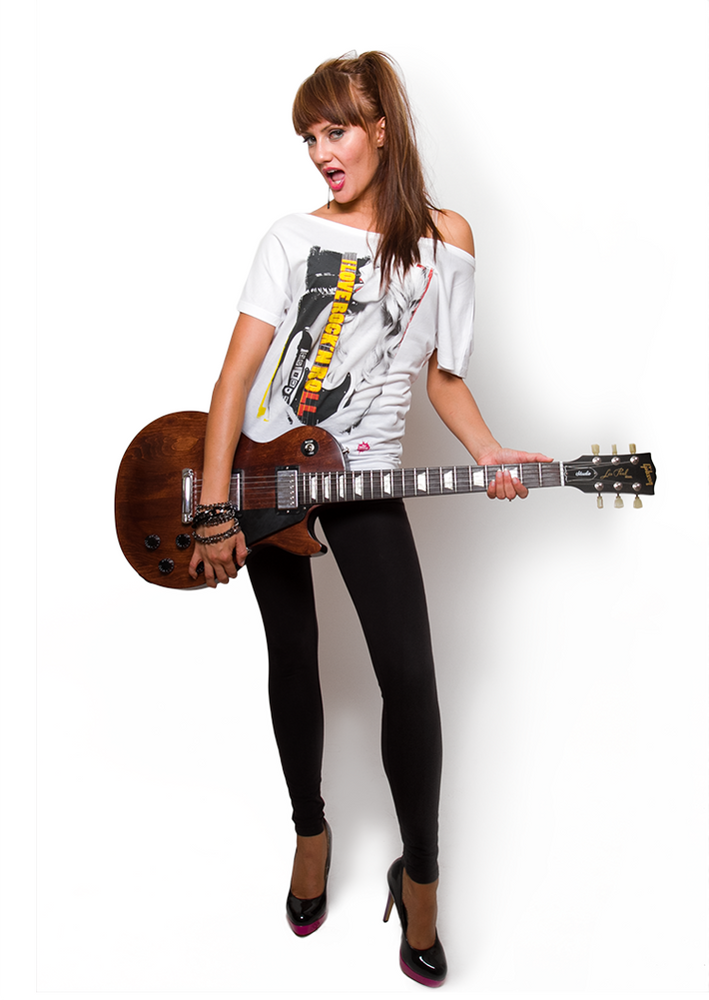 Biała koszulka damska z nadrukiem, modelka z gitarą elektryczną, widok z przodu