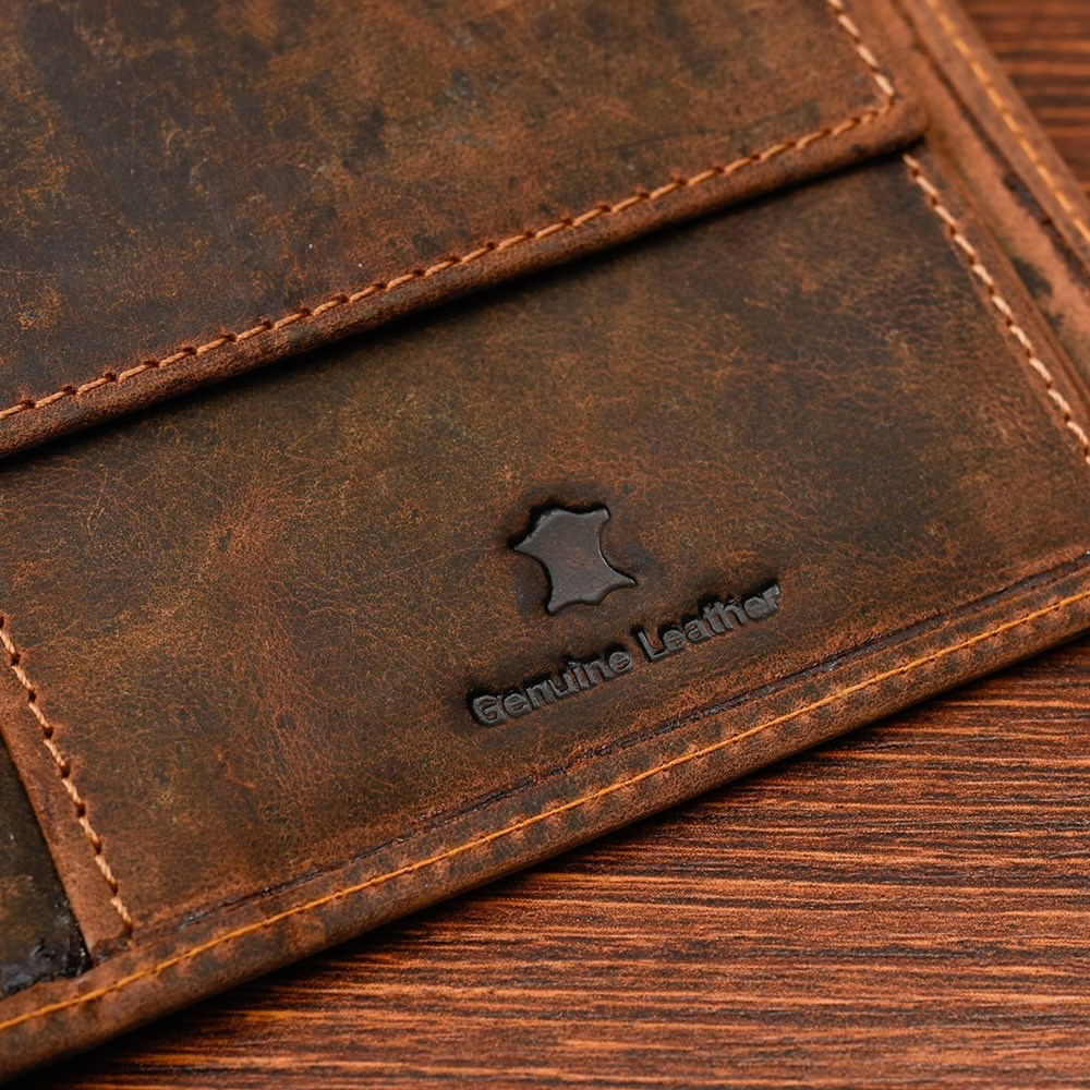 Brązowy portfel męski Beltimore R85, zbliżenie tłoczenia Genuine Leather