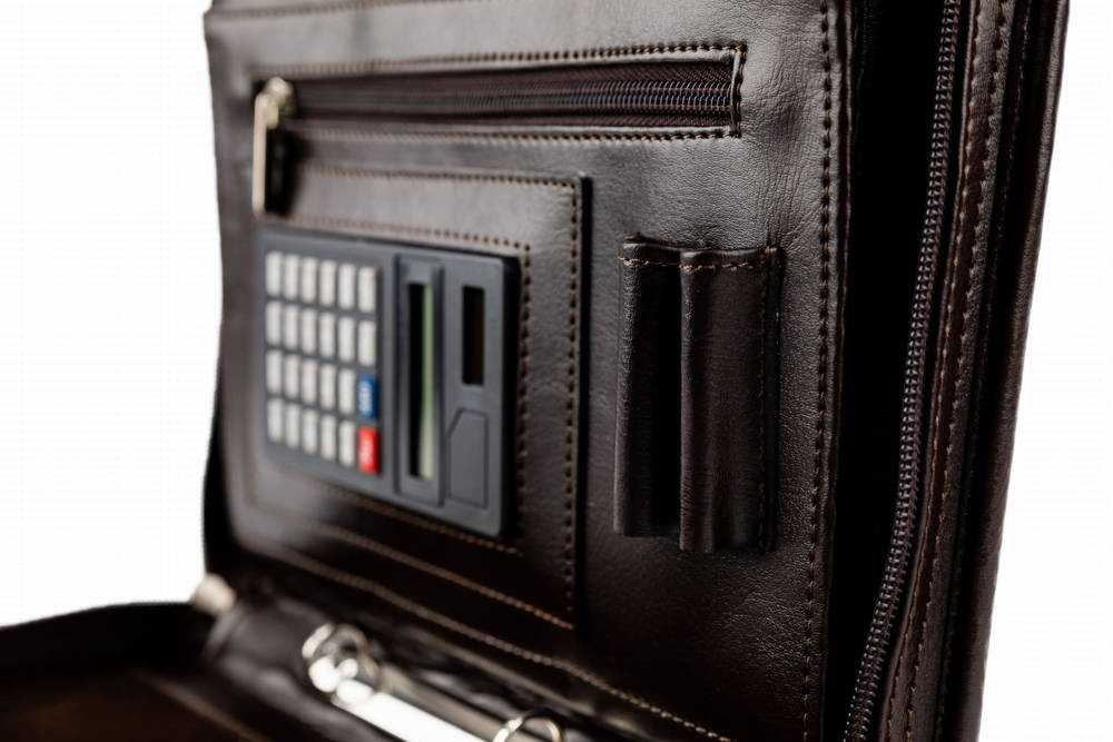 Biwuar z eko skóry unisex Tizano BW10 aktówka z kalkulatorem A5 czekoladowa - materiał eko-skóry z bliska