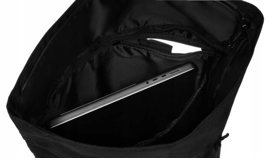 Laptop w komorze czarnego plecaka Peterson RIO