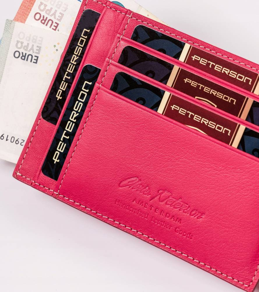 Zbliżenie na przegródki różowego etui Peterson CAW22722 z kartami
