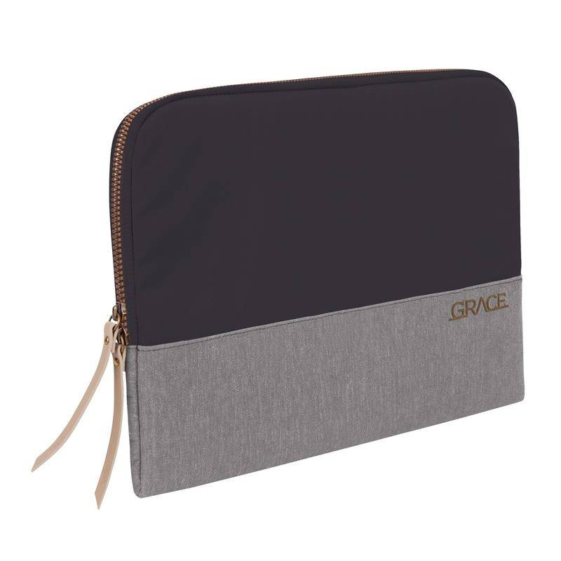 Szare etui na laptopa STM Grace ustawione pod kątem, z zamkiem błyskawicznym w kolorze miedzi wzdłuż krawędzi
