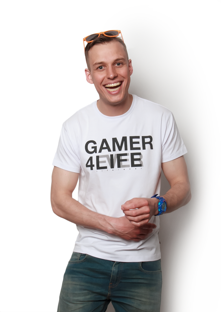 Biała koszulka z nadrukiem Gamer 4 Life, model z okularami na głowie