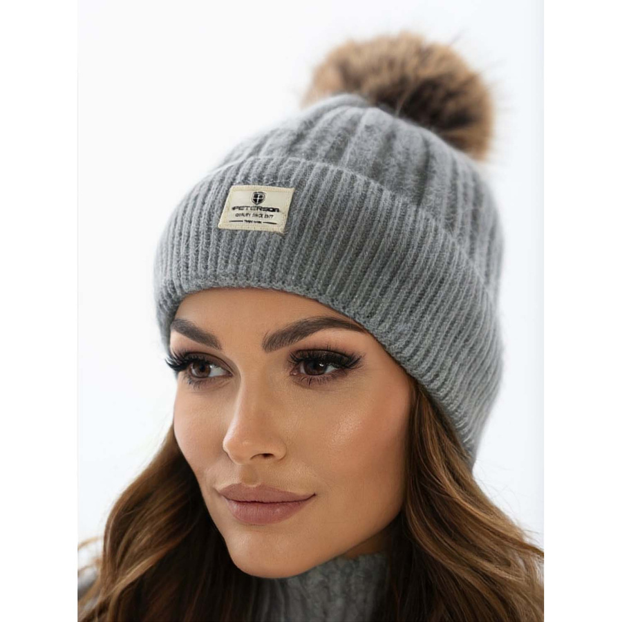 Szara czapka Peterson HAT-09 na modelce