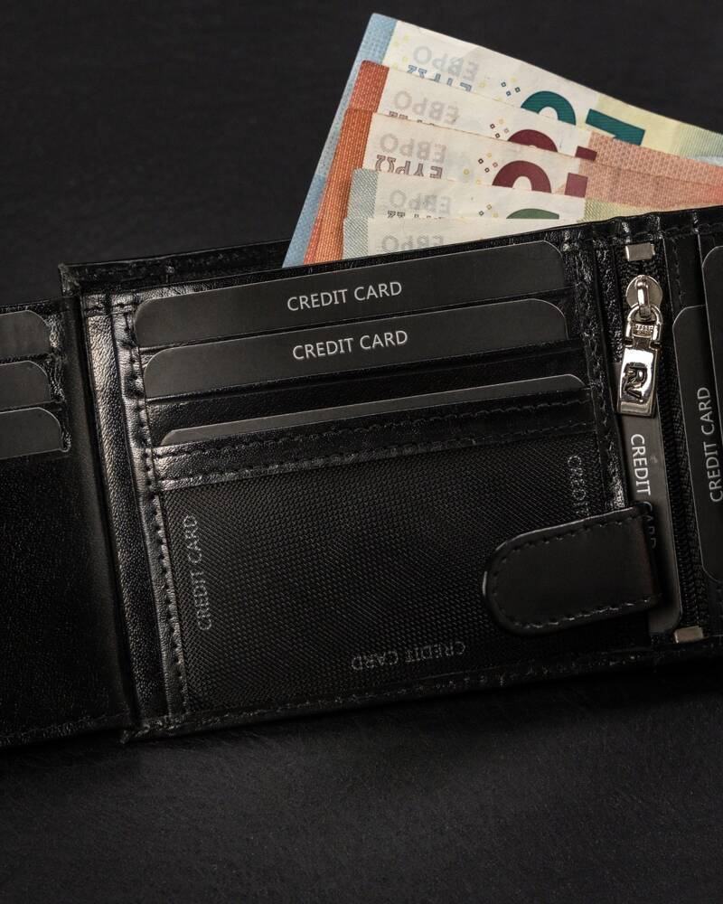 Otwarty czarny portfel Rovicky RV-70616-BCA z kartami i banknotami